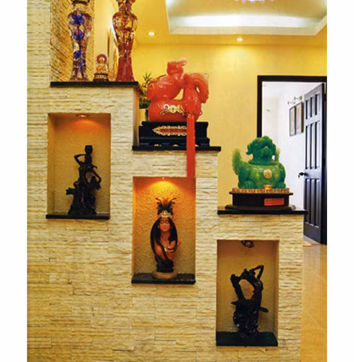 2. Căn hộ cũ ở Quận 4 Trước khi chuyển đến căn hộ mới, Cao Thái Sơn từng sống trong một căn hộ cũng rất đẹp và tiện nghi ở khu Khánh Hội 2, Quận 4. Căn nhà không được trang trí quá cầu kỳ, kiểu cách nhưng vẫn tạo cảm giác thích thú và đầy ấm áp khi bước vào. Nếu được đến thăm ngôi nhà, các vị khách có thể nhận ra ngay đây là ngôi nhà của một nghệ sĩ. Dựa vào kinh nghiệm của những căn nhà trước đây Cao Thái Sơn từng sống, anh đã thiết kế một căn nhà thật ưng ý nhất theo ý mình. Sự trẻ trung, tươi sáng và tràn đầy ấm áp luôn là cảm hứng xuyên suốt trong ngôi nhà của chàng ca sỹ điển trai.