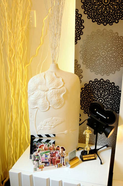 Trong một chương trình truyền hình, Cao Thái Sơn tiết lộ rằng ban đầu phòng ngủ của anh chỉ là một không gian thô và xấu. Sau đó anh đã thiết kế toàn bộ, tạo nên trần thạch cao đầy duyên dáng, cho lắp hệ thống ánh sáng trần với đèn hắt.