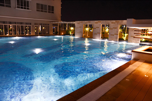 Điều khiến Cao Thái Sơn hài lòng nhất là ngay trong khu căn hộ này cũng có một bể bơi rộng và đẹp để anh chàng thỏa mãn đam mê làm kình ngư trên đường đua xanh những khi căng thẳng, mệt mỏi.