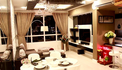 1. Căn hộ triệu đô xa xỉ ở Quận 7 Khoảng thời gian cuối năm 2012, Cao Thái Sơn đã dọn đến sống tại một căn hộ cao cấp ở quận 7, TP. HCM. Nam ca sĩ bật mí rằng khâu thiết kế nội thất và sắm sửa vật dụng trong nhà đều do chính anh thực hiện. Anh cũng chia sẻ thêm rằng: "Mua nhà để bản thân ổn định, có thể lấy vợ và sinh con là được rồi". Căn hộ xa xỉ của nam ca sĩ "Con đường mưa" nằm ở tầng 21 của tòa nhà chung cư cao 33 tầng. Với diện tích 106m2, Cao Thái Sơn sử dụng những gam màu đơn giản như trắng, đen và nâu để trang trí nội thất. Đồ vật trong nhà cũng không hề cầu kỳ nhưng vẫn rất tiện nghi, cá tính.