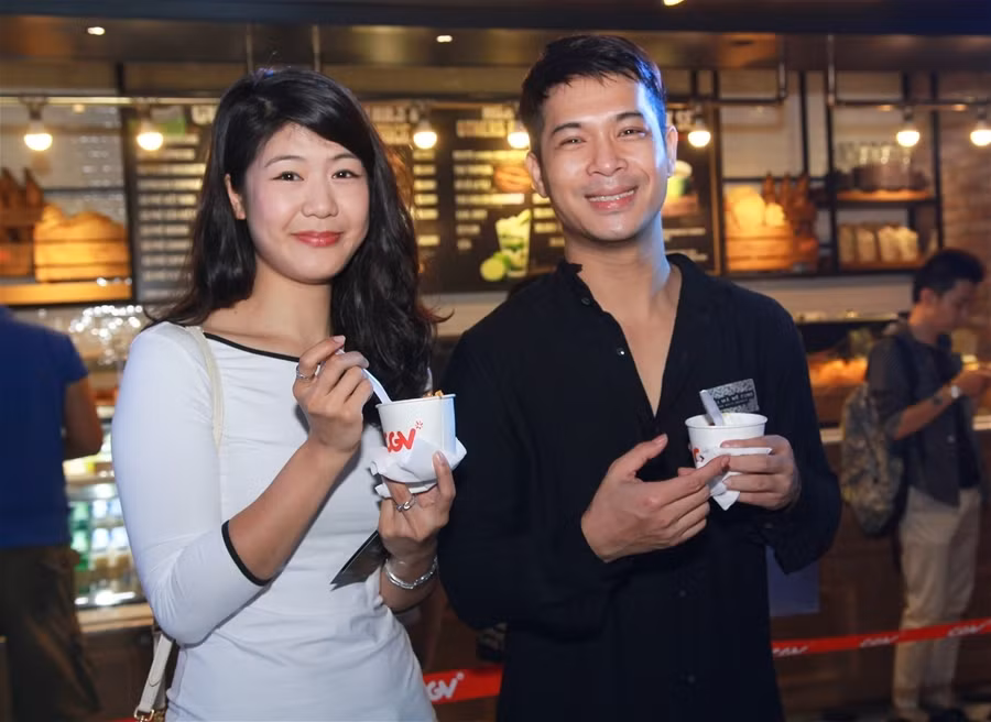 Nam ca sĩ Trương Thế Vinh và Huỳnh Lý Đông Phương công khai tình yêu từ tháng 9/ 2014 và nhận được nhiều sự chú ý của công chúng. Được biết, hai người quen nhau khi cùng tham gia thu âm ca khúc “Người Việt Nam” để ủng hộ chương trình vì biển đảo.