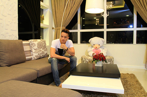 Ít ai ngờ một tấm thảm trải sàn cũng được Cao Thái Sơn vác về từ Mỹ, một bộ đèn chùm treo trên bàn ăn cũng có gốc tích từ một lần biểu diễn tại Anh.