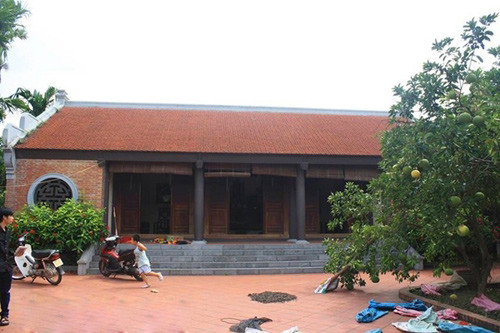 1. Danh hài đất Bắc Xuân Hinh. Sinh ra ở mảnh đất Kinh Bắc, Xuân Hinh, dù có đi xa, vẫn luôn nhớ về nơi chôn rau cắt rốn. Sau khi thành danh lập nghiệp, anh lại trở về quê nhà xây dựng tổ ấm của riêng mình. Toàn bộ khu nhà vườn mang đậm nét kiến trúc của vùng đồng bằng Bắc Bộ từ phần cửa gỗ lim đến những gian nhà trong.