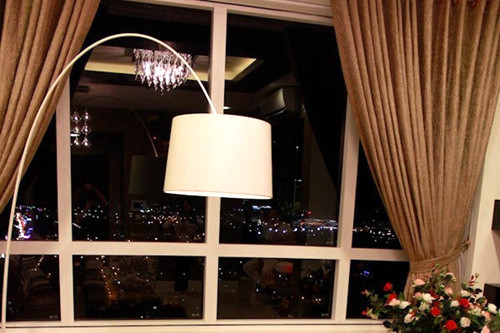 Khung cửa sổ trong căn hộ có thể ngắm trọn cảnh Sài Gòn lung linh khi về đêm.