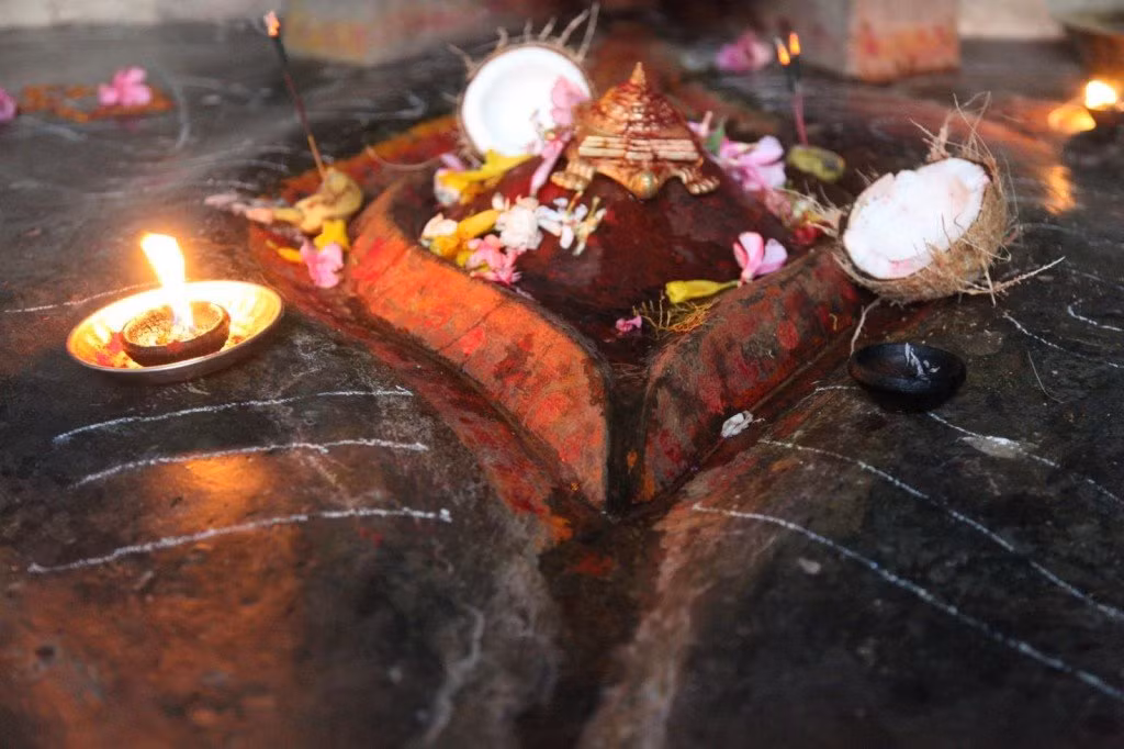 Khắc họa sinh thực khí nữ trong ngôi đền thờ ở Ấn Độ.