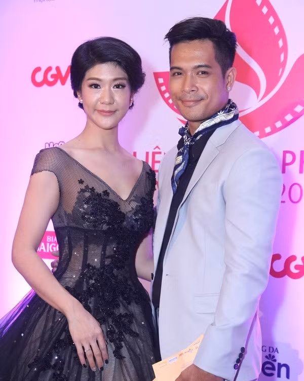 Không thể phủ nhận sự quan tâm quá mức của dư luận khiến cặp đôi cãi vã nhiều. Những thông tin được đưa không đúng về Thế Vinh và Đông Phương khiến cô cơ trưởng dễ bị kiểm điểm. Vì là đàn ông nên Trương Thế Vinh cũng không ngại làm lành trước với bạn gái. Trương Thế Vinh còn tiết lộ Đông Phương từng nghĩ anh dùng tên tuổi cô để PR quảng bá cho bản thân. Sự việc này khiến Thế Vinh tổn thương nặng nề. Tuy nhiên vơi lý trí và tình cảm, hai người dần hiểu nhau hơn và giữ được mối quan hệ lâu dài. (Ảnh: Trí Thức Trẻ)