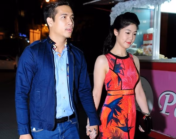 Nói về người yêu, Trương Thế Vinh cho hay ấn tượng đầu tiên của anh với Đông Phương là vẻ ngoài giản dị nhưng vẫn thời trang. Chính điều này khiến Đông Phương trở nên khác biệt với các cô gái khác trong xã hội hiện đại. Trương Thế Vinh cũng “phải lòng” với phong cách lịch sự, thông minh, giàu tình cảm của bạn gái. Nam ca sĩ “Tình yêu hoa gió” còn không ngại “tâng bốc” Đông Phương là cô gái nhân hậu nhất mà anh từng biết. Anh cho rằng mình là người đàn ông may mắn khi được quen biết một người con gái như vậy. (Ảnh: Zing)