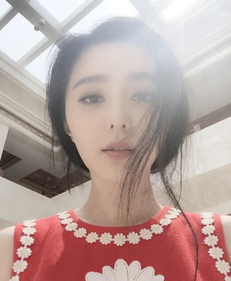 Phạm Băng Băng “Nữ đại gia” Phạm Băng Băng từ năm 15 tuổi đã tới Bắc Kinh một mình để kiếm sống. Khi ấy, cô bé Phạm Băng Băng có tính cách mạnh mẽ đã không ngửa tay xin một đồng nào của cha mẹ. Vì thế, mỗi ngày mỹ nhân Hoa ngữ này chỉ ăn một bữa cơm, hai bữa còn lại chỉ ăn bánh mỳ hoặc mỳ, thậm chí còn phải uống nước lọc để lấp đầy cơn đói.