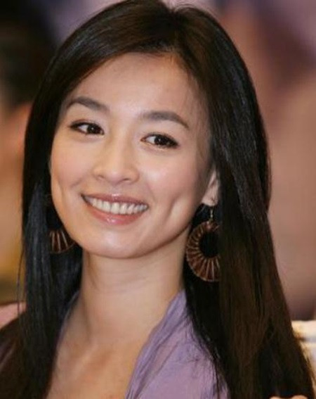 Trương Đình “Vi quý phi” Trương Đình sinh ra và lớn lên trong cảnh bần hàn. Để nuôi 5 người con gái ăn học, cha mẹ Trương Đình phải mở một cửa hàng lưu động bán đồ xiên. Sau đó họ mở một cửa hàng, Trương Đình và các chị em sau giờ học đều đến đó để giúp cha mẹ rửa bát.