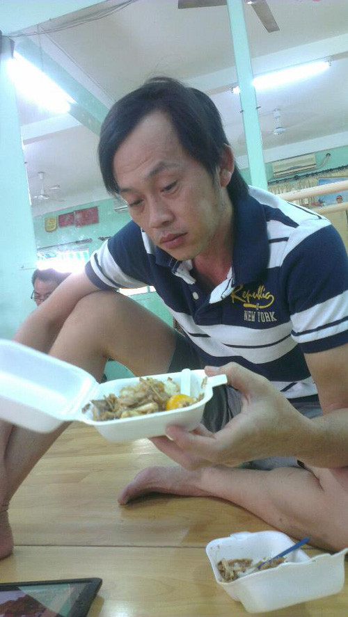 Ông vua hài quyền lực bậc nhất làng hài Việt không ngần ngại "xơi" hộp cơm đạm bạc khi đi diễn.