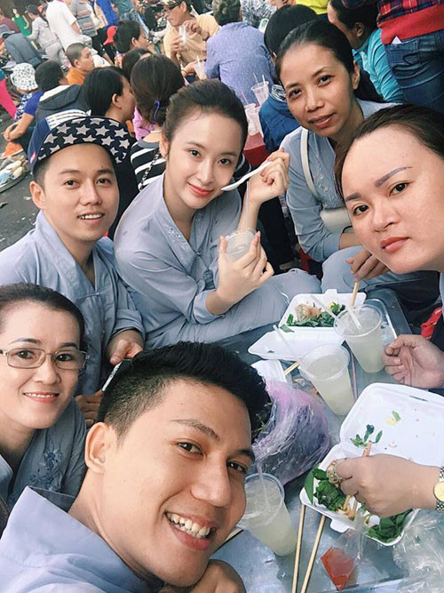 Angela Phương Trinh vui vẻ ăn cơm chay cùng mẹ và bạn bè khi đi lễ Chùa Bà Xứ Núi Sam ở An Giang.