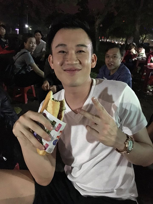 Dương Triệu Vũ chẳng ngại “gặm” bánh mì pate ở quán nước vỉa hè.
