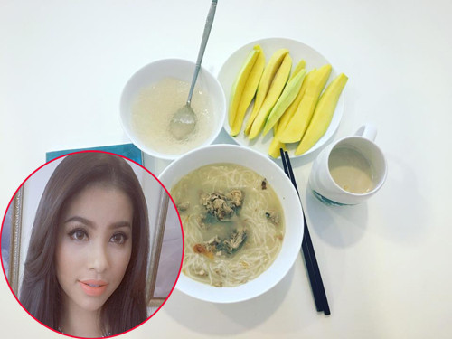 Là hoa hậu được săn đón nhất hiện nay, song Phạm Hương vẫn giữ thói quen ăn uống giản đơn hàng ngày. Hoa hậu Hoàn vũ Việt Nam 2015 chia sẻ bữa sáng vội vàng nhưng “đủ chất”: một tô bún và một đĩa xoài.