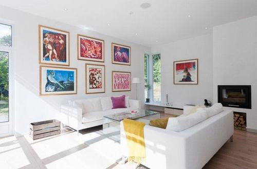 Thiết kế nội thất hiện đại bao giờ cũng không thể nào thiếu được những bức tranh sắc màu. Không cần quá cầu kỳ, chỉ đơn giản là đổi mới ở các căn phòng hoặc tháo rời thay thế lại là được. Trong trường hợp diện tích căn hộ quá nhỏ thì hãy kết hợp phòng bếp với phòng ăn chung một bộ bàn ghế, như vậy nó sẽ tiết kiệm được một khoảng không gian rộng rãi, thoáng đãng hơn cho căn hộ.