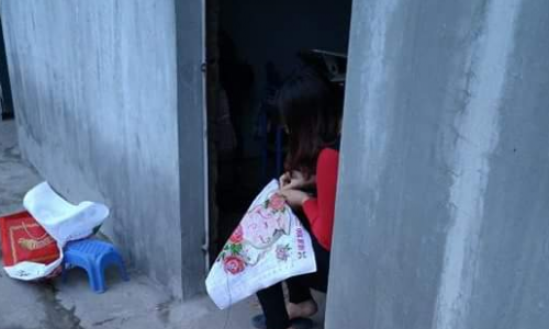 Chị Yến có sở thích thêu thùa từ bé. Và chỉ khi chị cầm mũi kim thêu, chị mới bình tĩnh được.