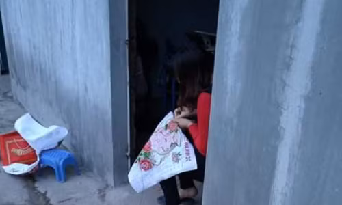 Chị Yến có sở thích thêu thùa từ bé. Và chỉ khi chị cầm mũi kim thêu, chị mới bình tĩnh được. Chị Yến có sở thích thêu thùa từ bé. Và chỉ khi chị cầm mũi kim thêu, chị mới bình tĩnh được.