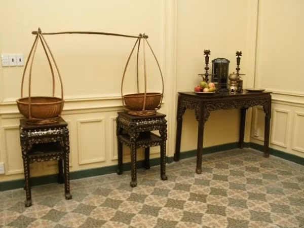 Đôi quang gánh tượng trưng cho thuở cơ hàn đi mua ve chai của chú Hỏa trong ngôi nhà 99 cửa.