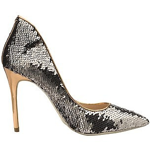 Trẹo chân, bong gân là vấn đề thường gặp khi đi giày gót nhọn.