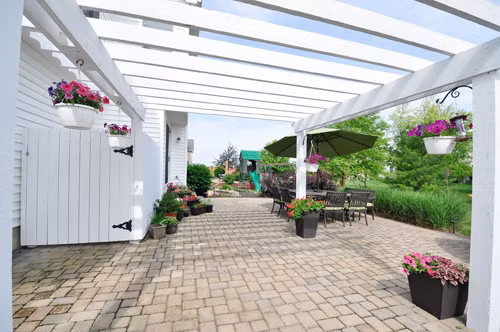 Khu vườn ngập tràn hoa cỏ nhưng được quy hoạch hợp lý để có chỗ cho bé con chạy nhảy.