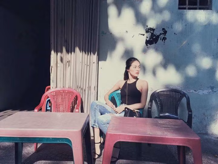 Hạ Vi trầm tư ngày nắng.