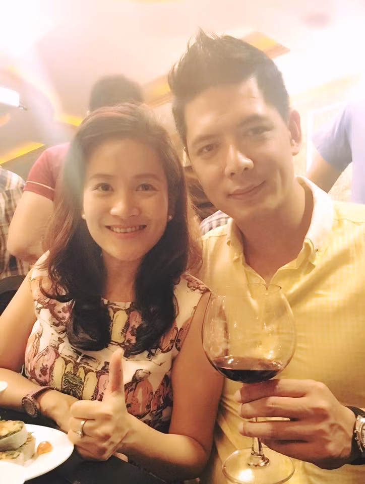 Vợ Bình Minh - Anh Thơ phát hiện ra biểu cảm lạ của chồng "Nhìn cái biểu cảm của nhân vật nam chụp với 2 nhân vật nữ rất ư là khác nhau. Hứ... Ứ thèm ganh".