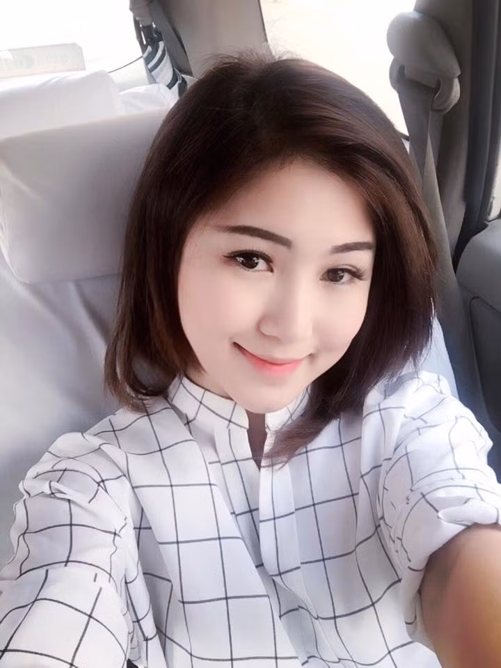 Hương Tràm khác lạ trong hình ảnh mới "Hello tóc ngắn! Mắt bồ câu sáng ngời! Tóc ngắn , vì em rất thích cô Mỹ Linh. Đã chuẩn men chưa".