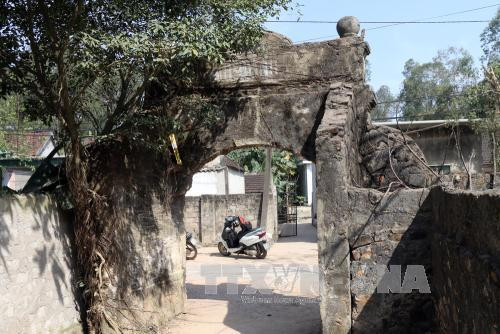 Cánh cổng làng dù hiện hữu hay vô hình vẫn là nỗi nhớ, là hình ảnh mang hai tiếng “quê hương” trong tâm trí của những người con xa xứ. Cổng làng không chỉ tạo nên hồn quê đất Việt mà qua dáng vẻ kiến trúc còn thể hiện chiều sâu văn hóa mỗi ngôi làng. Tại Nghệ An, hiện còn khá nhiều cổng làng cũ. Cùng với đó, ngày càng có nhiều cổng làng mới được xây dựng từ nguồn xã hội hóa của mỗi địa phương...