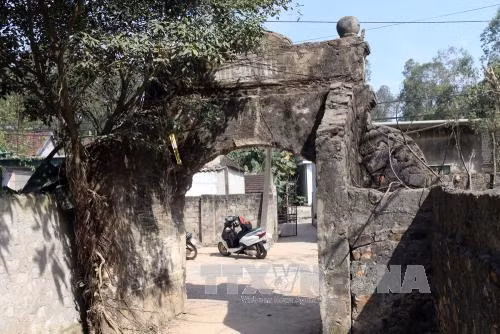 Cánh cổng làng dù hiện hữu hay vô hình vẫn là nỗi nhớ, là hình ảnh mang hai tiếng “quê hương” trong tâm trí của những người con xa xứ. Cổng làng không chỉ tạo nên hồn quê đất Việt mà qua dáng vẻ kiến trúc còn thể hiện chiều sâu văn hóa mỗi ngôi làng. Tại Nghệ An, hiện còn khá nhiều cổng làng cũ. Cùng với đó, ngày càng có nhiều cổng làng mới được xây dựng từ nguồn xã hội hóa của mỗi địa phương...