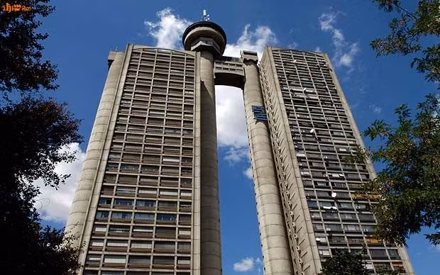 Tòa nhà cánh cửa Tòa nhà Genex Tower là cánh cửa chào đón đến với thành phố Belgrade (Serbia). Đây là tòa nhà cao 115m, có 2 tháp bê tông được nối với nhau bằng một cây cầu nhỏ và nhà hàng 360 độ.