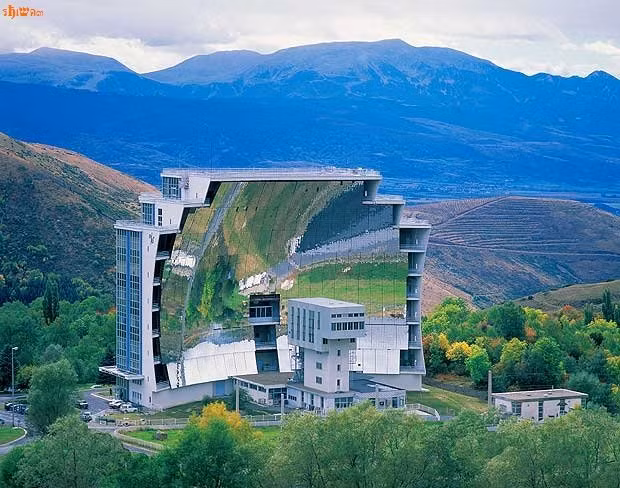 Tòa nhà chảo lõm Đây là lò năng lượng mặt trời lớn nhất thế giới ở Font-Romeu-Odeillo-Via, Pyrenees (Pháp) và được mở cửa năm 1970. Tòa nhà có một bức tường đặc biệt hình cong hút ánh sáng mặt trời để tạo ra nhiệt.