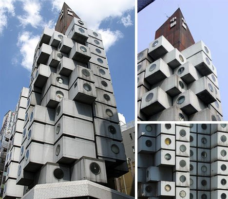 Tòa nhà máy giặt Tháp Nagakin Capsule ở Tokyo (Nhật Bản) có hình dạng đặc biệt như những chiếc máy giặt chồng lên nhau.