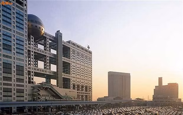 Tòa tháp thế giới tương lai Tháp Fuji ở Tokyo (Nhật Bản) với kiểu kiến trúc hiện đại và một quả cầu bạc có vẻ như được lấy ý tưởng từ bộ phim khoa học viễn tưởng Seventies.