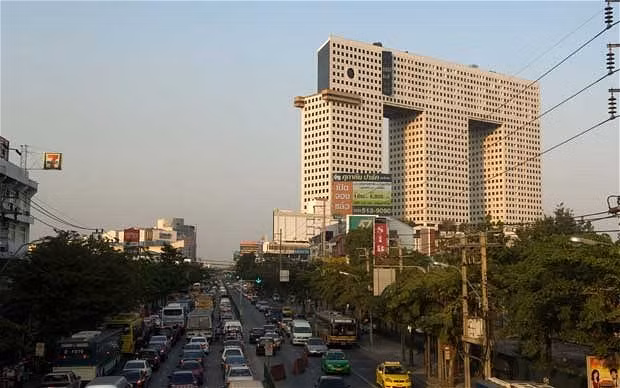 Tòa nhà hình voi Tòa nhà Elephant hay tòa nhà Chang ở Bangkok (Thái Lan) cao 32 tầng có hình dạng như một chú voi khổng lồ với cặp ngà ngắn củn, trong khi chiếc vòi lại quá dài.