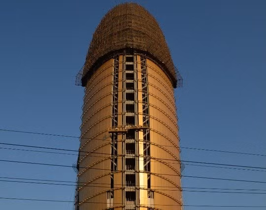 Tòa nhà hình “cậu nhỏ” Khi mới xuất hiện, trụ sở Nhân dân Nhật báo tại thủ đô Bắc Kinh khiến người dân… đỏ mặt vì tòa nhà như được lấy cảm hứng từ… “cậu nhỏ” của phái mạnh. Cư dân mạng Trung Quốc thích thú trước một bức ảnh ghép tòa nhà "quần đùi" của CCTV với tòa nhà “cậu nhỏ”, làm thành một cặp trời sinh.