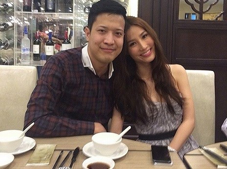 Diễm My 9X luôn khéo léo dành tặng bạn trai những lời có cánh. “Anh là người chững chạc, chín chắn, có sự hài hước, quan trọng nhất là thấu hiểu và biết cảm thông cho công việc của tôi. Hai chúng tôi đều có suy nghĩ chung, giá trị cuộc sống không nằm ở vật chất mà là tình nghĩa. Tôi và anh rất hiểu nhau, chỉ cần nhìn ánh mắt hoặc cử chỉ cũng đủ hiểu người đối diện muốn gì. Tôi rất an tâm khi ở bên anh”.