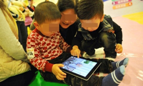 Om riet smartphone be 3 tuoi bi thoai hoa dot song co