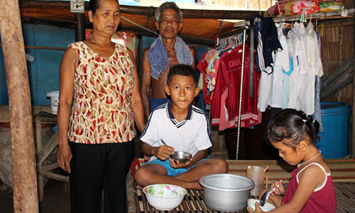 Vợ chồng ông Thạch Tương phải thay con nuôi cháu. ảnh: HOÀNG HẠNH