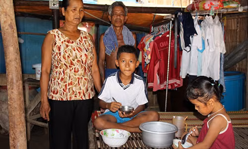 Vợ chồng ông Thạch Tương phải thay con nuôi cháu. ảnh: HOÀNG HẠNH