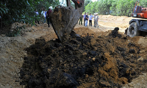 Formosa chôn lấp nhiều chất thải độc hại tại nhiều nơi tại Hà Tĩnh. Ảnh: Xuân Đức/Zing News.
