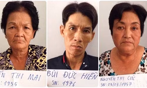 Con re cung me vo lap bang moc tui tren xe buyt