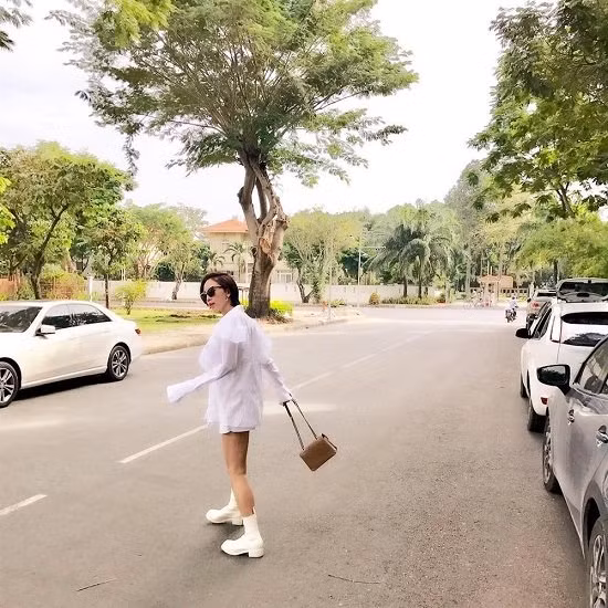 Tóc Tiên diện cây trắng tung tăng xuống phố những ngày đầu năm. Nữ ca sĩ trông rất cá tính với mốt áo giấu quần cùng kiểu tóc ngắn trẻ trung và năng động.