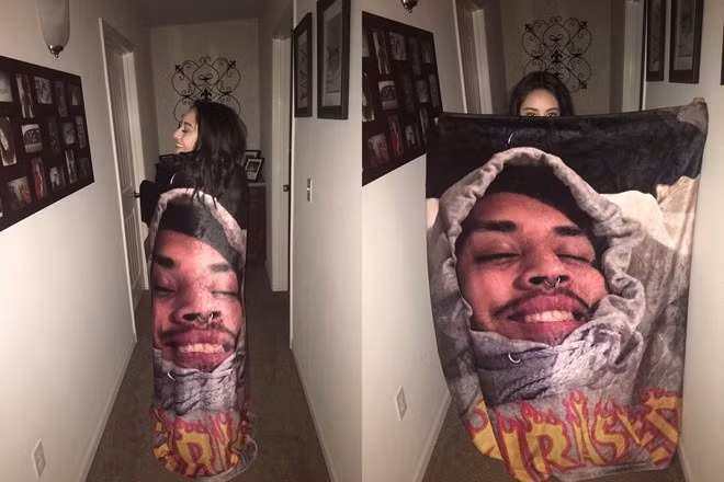 Cô gái có nickname Alysonsoswaggy mới đây gây chú ý với màn khoe chiếc chăn in hình bạn trai khá hài hước.