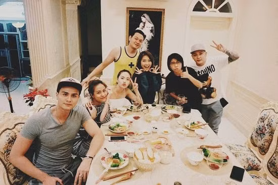 Vĩnh Thụy, Hoàng Thùy Linh cùng Minh Hằng, Khả Ngân và những người bạn thân thiết cùng nhau tổ chức tiệc đón năm mới.