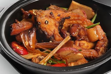 Những nồi cá kho rao bán tràn lan trên mạng, được quảng cáo chế biến từ nguyên liệu là cá trắm đen thơm ngon.