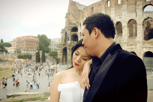 Lệ Quyên Cùng năm sinh với Mỹ Tâm và cũng bắt đầu khởi nghiệp ca hát từ những năm 2000, hiện nay Lệ Quyên nổi tiếng với dòng nhạc Bolero và được biết đến với danh xưng “Nữ hoàng phòng trà”. Lệ Quyên là ca sĩ được trả cát xê cao nhất nhì showbiz Việt. Cô cũng là bà chủ của phòng trà nổi tiếng ở Sài Thành. Vợ chồng Lệ Quyên sở hữu khối tài sản kếch xù nhưng lại luôn rất kín tiếng về sự giàu có của mình. Lệ Quyên sở hữu nhà cửa, xe hơi tiền tỉ và cả những món đồ hiệu đắt giá. Không lên báo khoe những bộ sưu tập khủng, nhưng nữ ca sĩ sở hữu đầy đủ những chiếc túi hàng hiệu đắt tiền nhất từ các thương hiệu Hermes, Dior, Chanel....