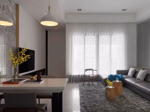 Đối diện với sofa là hệ thống tủ âm tường, một phần của tủ được gắn ti vi.