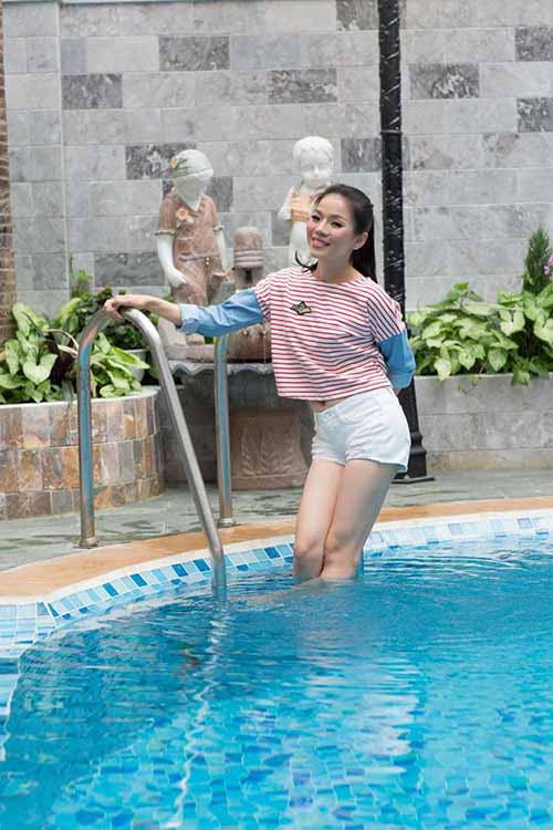 Bể bơi trong biệt thự của Lệ Quyên.