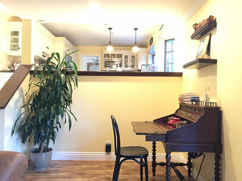 Phòng thờ ngăn cách một bức tường lửng là đến phòng bếp.