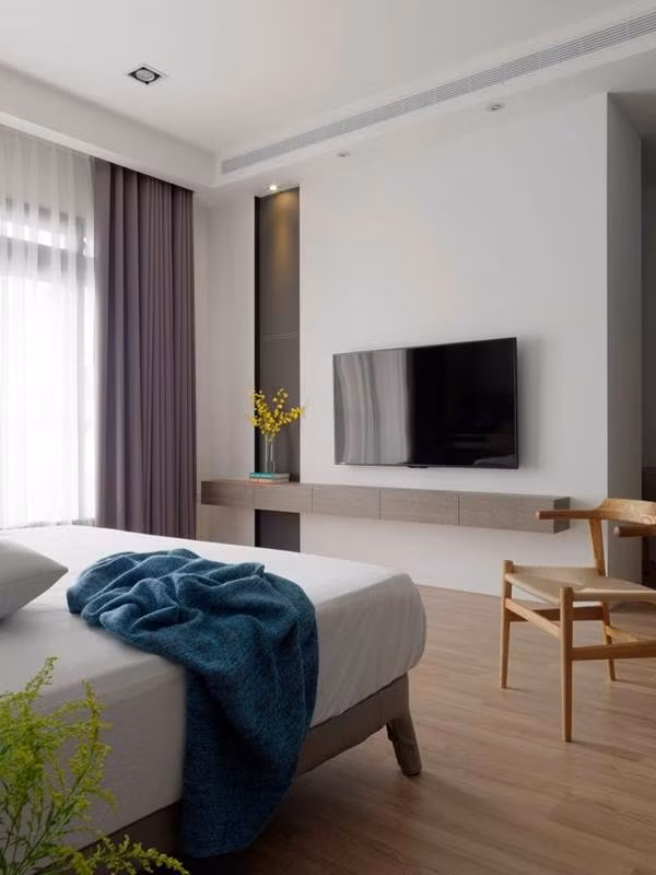 Không gian nghỉ ngơi được bố trí trên tầng 3. Hai phòng ngủ được đặt cạnh nhau, cách bố trí nội thất và kết hợp các màu sắc vô cùng đơn giản, giúp cho các không gian chức năng đẹp tinh tế, nhẹ nhàng.