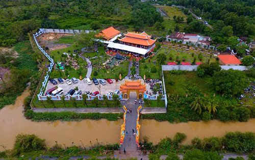 Đối với nghệ sĩ hài, dịp tết đến xuân về là cơ hội "vàng" để họ "gặt hái". danh hài Hoài Linh luôn là gương mặt được chờ đợi trong mỗi video hài tết, show giải trí chào xuân... Vậy nên, các công ty giải trí lại tích cực "mở hầu bao" để mời Hoài Linh góp mặt. Số tiền danh hài thu được từ các hoạt động trên cũng không nhỏ.